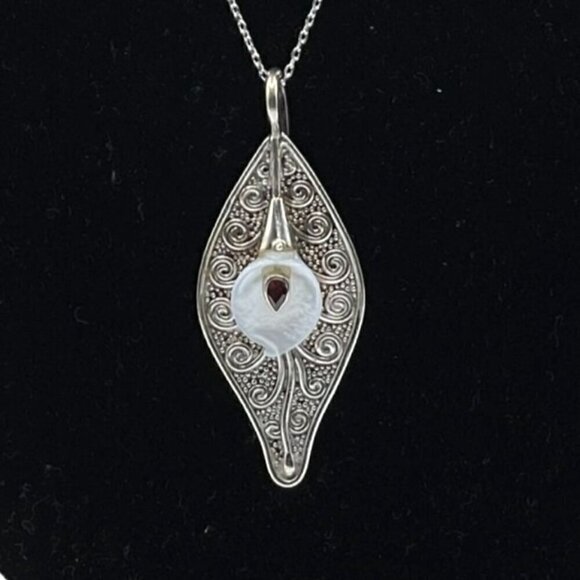 Sajen Sterling Mother Of Pearl Carved Flower Garnet Pendant Necklace 12.22 Grams - Picture 1 of 7